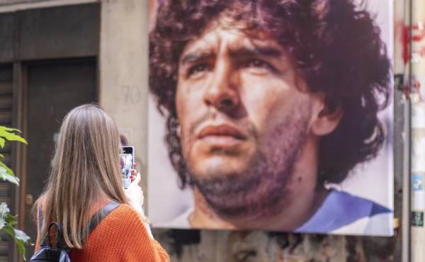 <i>Aquel gol de Maradona en la victoria 2-1 de Argentina contra Inglaterra en cuartos de final, se convirtió en icónico en la historia del fútbol, cuando el argentino saltó y le dio al balón con el puño, pero el árbitro no vio la falta y consideró válido el tanto. Serhii Ivashchuk / Getty Images</i>