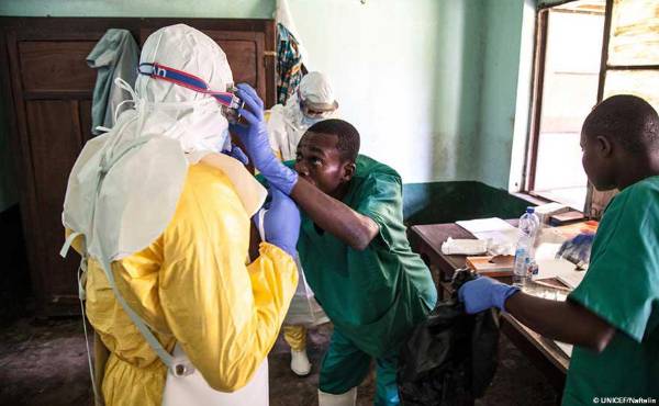<i>El virus del Ébola se transmite por contacto directo con fluidos corporales de personas o animales infectados y causa fiebre hemorrágica grave, vómitos, diarrea y hemorragias internas. Foto de cortesía</i>
