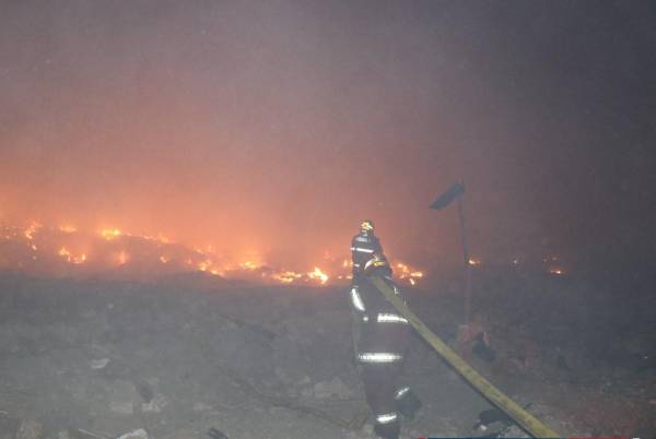 <i>El fuego ha provocado una gran cantidad de humo que, debido al viento, ha llegado a varios municipios del país. FOTO @ConredGuatemala</i>