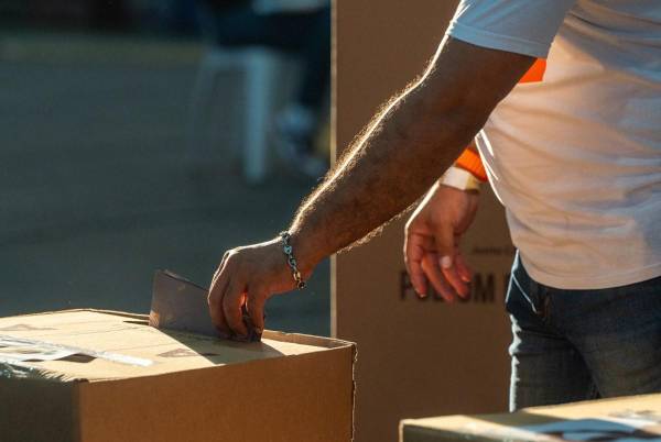 <i>FOTO ARCHIVO. Un hombre vota en un colegio electoral durante una elección local en Santo Domingo el 18 de febrero de 2024. FOTO: Francesco SPOTORNO / AFP</i>
