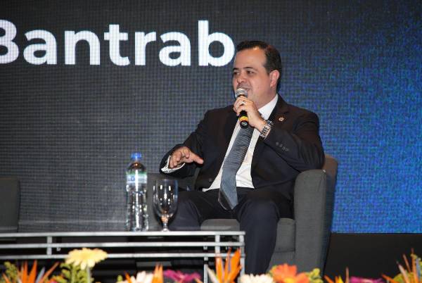 José Antonio Roca, gerente general de Bantrab, durante una entrevista exclusiva con E&amp;N, en la Cumbre Regional Confianza.