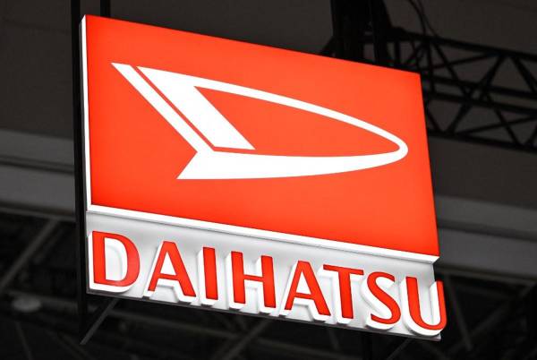 <i>El logotipo del fabricante de automóviles japonés Daihatsu se ve durante el día de prensa del Japan Mobility Show en Tokio el 25 de octubre de 2023. FOTO Kazuhiro NOGI/AFP</i>