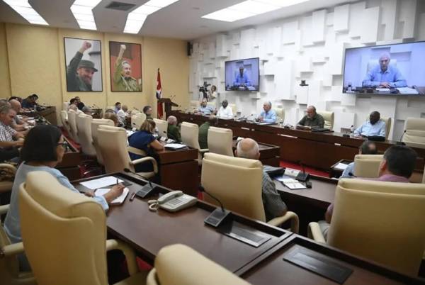 El presidente de Cuba, Miguel Díaz-Canel Bermúdez (c), durante el mensaje grabado de hoy. EFE/ Presidencia de Cuba.