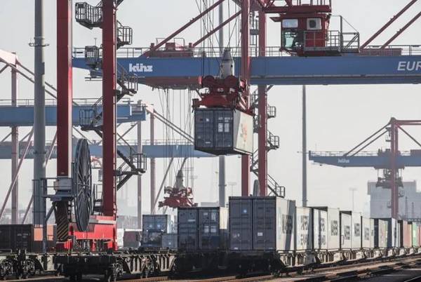 Las estimaciones del FMI, que incluyen el efecto negativo de los aranceles introducidos en el análisis de abril, prevén que el crecimiento del volumen del comercio mundial se desacelere bruscamente. (Foto: EFE)