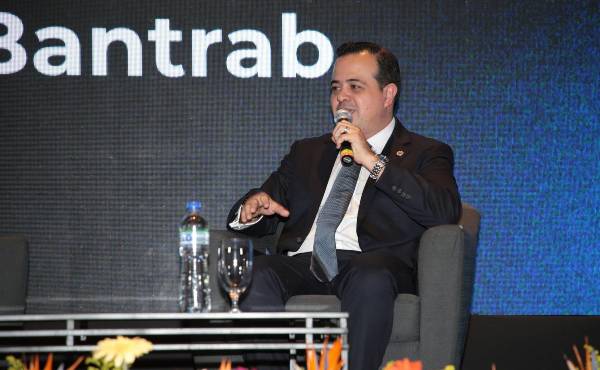 José Antonio Roca, gerente general de Bantrab, durante una entrevista exclusiva con E&amp;N, en la Cumbre Regional Confianza.
