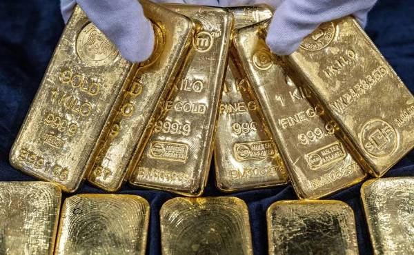 <i>El oro en 2025 no solo batió récords históricos, sino que redefinió su papel como activo estratégico en portafolios. (Fotografía: EFE)</i>