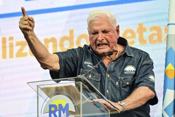 <i>El expresidente y candidato presidencial panameño Ricardo Martinelli habla durante un mitin político en la ciudad de Panamá el 3 de febrero de 2024. Martinelli inició su campaña para las elecciones presidenciales del 5 de mayo el sábado en un mitin con miles de partidarios, un día después de que se presentara su candidatura. en riesgo por sentencia judicial inapelable. FOTO MARTÍN BERNETTI / AFP</i>