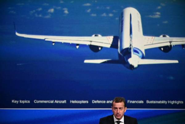 <i>El director ejecutivo de Airbus, Guillaume Faury, pronuncia un discurso durante una conferencia de prensa para presentar los resultados de Airbus 2023 en el centro de eventos de la Airbus Leadership University en Blagnac, suroeste de Francia, el 15 de febrero de 2024. FOTO Lionel BUENAVENTURA / AFP</i>