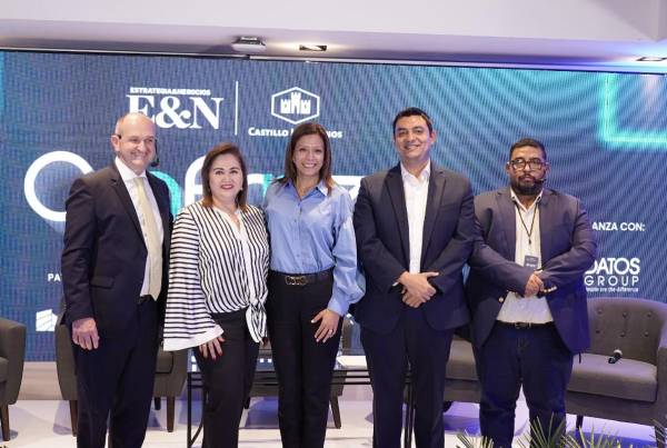 <i>Laura Moreno, vicepresidenta de Relaciones Corporativas, Sostenibilidad y Mercadeo de BAC Costa Rica; Gabriela Roca, directora de Asuntos Corporativos y Sostenibilidad de Grupo AG y Diego Sibrián, director Regional de Mercadeo de Claro Centroamérica</i>​​​​. En los extremos Luis Maturén, CEO de DATOS Group y José A. Barrera, editor Estrategia &amp; Negocios.