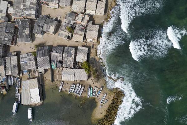 <i>Vista aérea de casas afectadas por el aumento del nivel del mar en la Isla Tierra Bomba, Cartagena, Colombia, tomada el 24 de febrero de 2024. FOTO Luis ACOSTA/AFP</i>