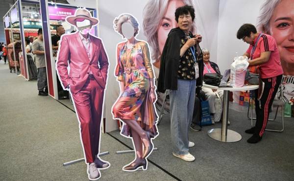 <i>La gente visita la Exposición Internacional de Atención a Personas Mayores, Medicina de Rehabilitación y Atención Médica (CHINA AID 2024) en el Nuevo Centro Internacional de Exposiciones de Shanghai (SNIEC) en el distrito de Pudong de Shanghai el 13 de junio de 2024. FOTO HÉCTOR RETAMAL / AFP</i>