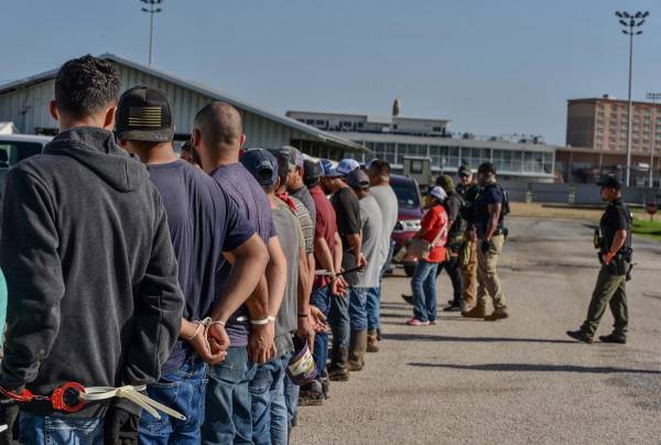 <i>Fotografía cedida por el Servicio de Control de Inmigración y Aduanas (ICE) donde aparecen inmigrantes indocumentados este martes, en el hipódromo Delta Downs, Luisiana (Estados Unidos). El ICE de Estados Unidos anunció este miércoles el arresto de 84 migrantes, incluyendo dos criminales mexicanos, en un operativo en un hipódromo en Luisiana como parte de las redadas en sitios de trabajo. EFE/ICE /</i>