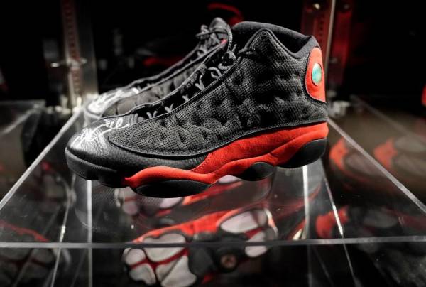 <i>(ARCHIVOS AFP) En esta foto de archivo tomada el 6 de abril de 2023, las zapatillas Air Jordan XIIIs de las finales de la NBA de 1998 de Michael Jordan se muestran durante una vista previa para la prensa en Nueva York el 6 de abril de 2023 en Sotheby’s para la próxima subasta “Victoriam”, un especial de dos -Colección curada en parte de artefactos deportivos.</i>