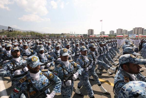 <i>Soldados iraníes participan en un desfile militar durante una ceremonia que marca el día anual del ejército del país en Teherán el 17 de abril de 2024. FOTO ATTA KENARE / AFP</i>