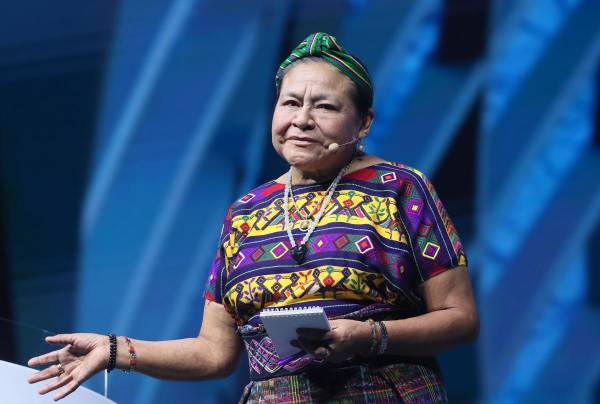 La líder indígena y Nobel de la Paz (1992), Rigoberta Menchú, habla durante el evento México Siglo XXI de la fundación Telmex, en el Auditorio Nacional de la Ciudad de México (México). EFE/ Mario Guzmán