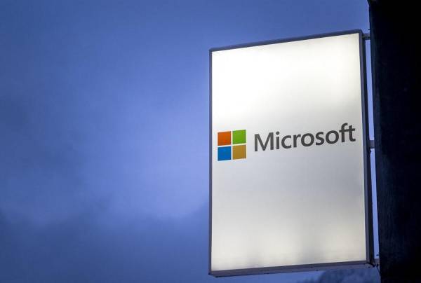 <i>Esta fotografía tomada el 19 de enero de 2024 muestra un cartel de la corporación estadounidense Microsoft exhibido durante la reunión anual del Foro Económico Mundial (FEM) en Davos. FOTO Fabrice COFFRINI / AFP</i>