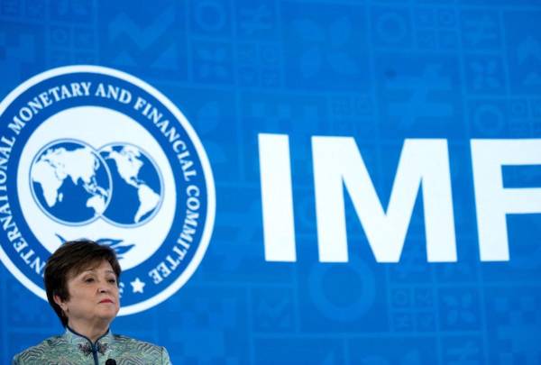 (ARCHIVOS) La directora gerente del Fondo Monetario Internacional (FMI), Kristalina Georgieva, habla con la prensa en la sede del FMI durante las reuniones de primavera del Grupo del Banco Mundial y del FMI en Washington, DC, el 14 de abril de 2023. FOTO STEFANI REYNOLDS / AFP