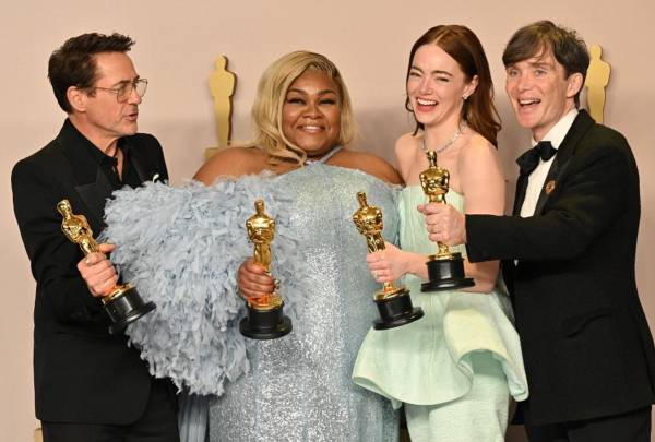 <i>Mejor Actriz Protagónica por Poor Things la actriz estadounidense Emma Stone, Mejor Actor Protagónico por Oppenheimer el actor irlandés Cillian Murphy, Mejor Actriz de Reparto por The Holdovers la actriz estadounidense Da'Vine Joy Randolph y Mejor actor de reparto por Oppenheimer El actor estadounidense Robert Downey Jr. posa en la sala de prensa. FOTO Robyn BECK/AFP</i>