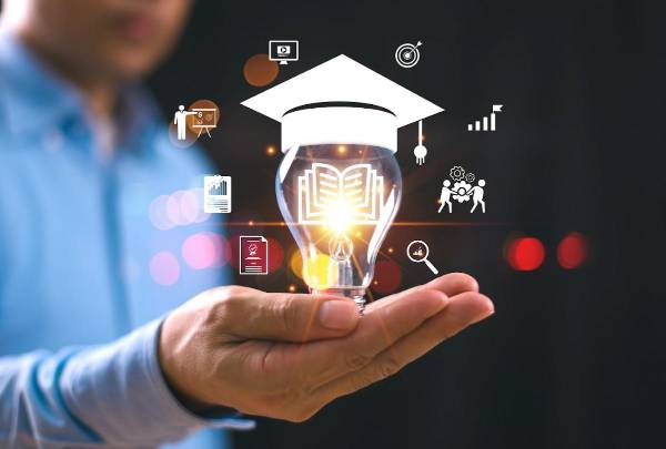 “No basta con enseñar a los estudiantes a pensar críticamente en abstracto: debemos desarrollar su comprensión de temas específicos”, afirma Argüello. Foto apertura: Shutterstock