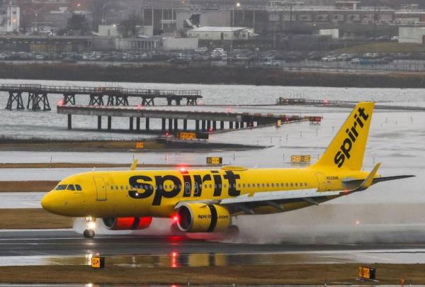 <i>Un avión de pasajeros Airbus A320 de Spirit Airlines que llega desde Miami se muestra en el aeropuerto de La Guardia el 9 de enero de 2024.El 16 de enero de 2024, un juez federal de EE. UU. falló en contra de la adquisición por parte de JetBlue de la aerolínea de bajo costo Spirit Airlines por 3.800 millones de dólares, diciendo que el acuerdo reduciría la competencia. FOTO Charly TRIBALLEAU / AFP</i>