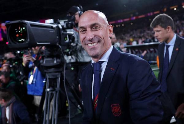 <i>El ahora expresidente de la Real Federación Española de Fútbol, Luis Rubiales (C), reacciona al final del partido final de fútbol de la Copa Mundial Femenina de Australia y Nueva Zelanda 2023 entre España e Inglaterra en el Estadio Australia de Sydney el 20 de agosto de 2023. FRANCK FIFE/AFP</i>