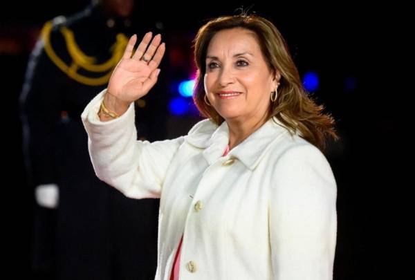 <i>(ARCHIVOS) La presidenta de Perú, Dina Boluarte, llega a la cena de líderes y cónyuges durante la Semana de Líderes del Foro de Cooperación Económica Asia-Pacífico (APEC) en la Legión de Honor en San Francisco, California, el 16 de noviembre de 2023. FOTO JOSH EDELSON/AFP</i>
