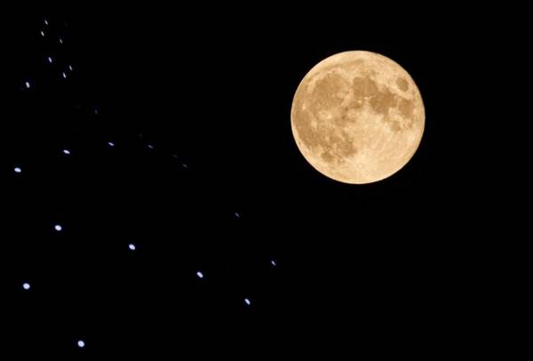 <i>La última superluna del año, también conocida como Luna de la Cosecha, se ve elevándose en lo alto del monumento Atomium en Bruselas el 29 de septiembre de 2023. ARCHIVO Simon Wohlfahrt/AFP</i>