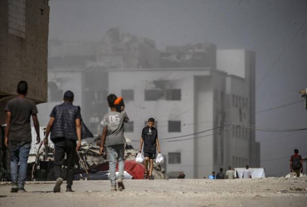 <i>Humo se eleva tras un ataque aéreo israelí cerca del hospital Al Shifa durante una operación militar israelí en la ciudad de Gaza, Franja de Gaza, 02 de octubre de 2025. EFE/MOHAMMED SABER</i>