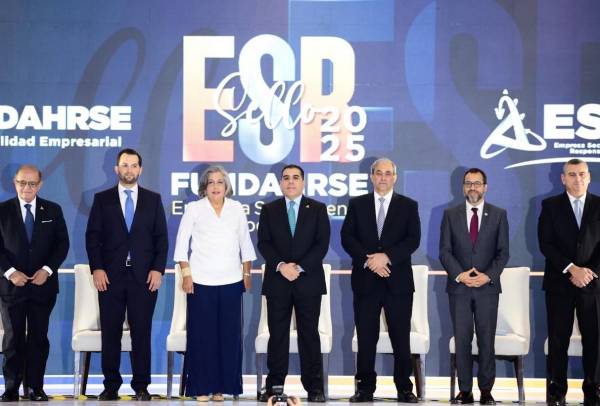 <i>El presidente de Fundahrse, Mario Faraj, junto a líderes del sector empresarial durante la XIX edición del Sello de Empresa Socialmente Responsable. Foto: Yoseph Amaya.</i>