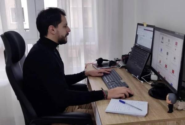 <i>Regresar a trabajar desde casa, como en época de pandemia, puede volver a ser una modalidad que compense ante una eventual crisis energética. (Foto: EFE)</i>