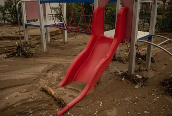 <i>Esta foto muestra un columpio en un parque infantil cubierto de barro después de que la tormenta Elías azotara la región, en Agria, Grecia central, el 28 de septiembre de 2023. Cientos de personas fueron rescatadas de las inundaciones en Grecia durante la noche y la madrugada del 28 de septiembre de 2023. FOTO ANGELOS TZORTZINIS / AFP</i>