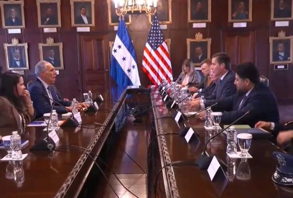 <i>El presidente de Honduras, Nasry 'Tito' Asfura, recibió este martes al senador republicano Bernie Moreno, con quien dialogó sobre seguridad regional, combate al crimen organizado y migración, informó una fuente oficial en Tegucigalpa.</i>