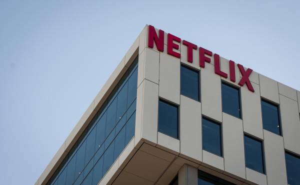 Fotografía de archivo de el logo de Netflix en uno de los edificios de la compañía en Los Ángeles (EE. UU). EFE/ Christian Monterrosa