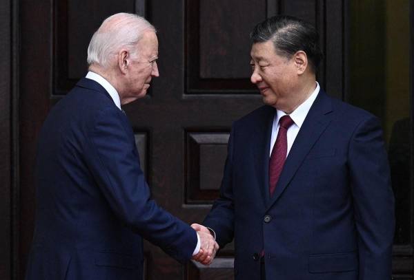 <i>El presidente estadounidense Joe Biden saluda al presidente chino Xi Jinping antes de una reunión durante la semana de líderes del Foro de Cooperación Económica Asia-Pacífico (APEC) en Woodside, California, el 15 de noviembre de 2023. FOTO BRENDAN SMIALOWSKI / AFP</i>