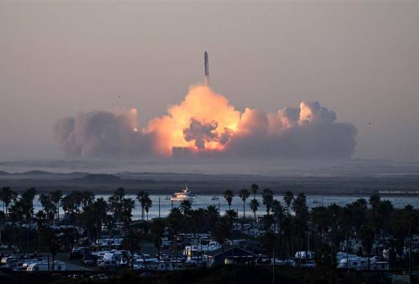 <i>El 18 de noviembre de 2023, SpaceX llevó a cabo el segundo lanzamiento de prueba de Starship, el cohete más grande jamás construido que Elon Musk espera que sea uno día colonizar Marte, mientras la NASA espera una versión modificada para llevar humanos a la Luna. FOTO TIMOTHY A. CLARY / AFP</i>