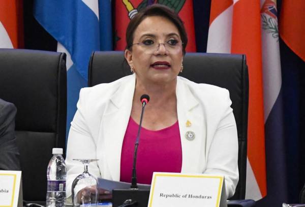 <i>La presidenta de Honduras, Xiomara Castro, habla durante la Cumbre de la CELAC en Buccament Bay, San Vicente y las Granadinas, el 1 de marzo de 2024. FOTO Randy Brooks / AFP</i>