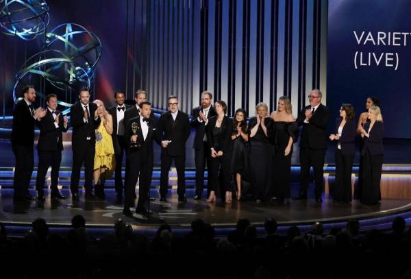 <i>Ben Winston y David Furnish aceptan el premio Especial de Variedad Sobresaliente (en vivo) por “Elton John Live: Farewell from Dodger Stadium” en el escenario durante la 75a edición de los Premios Primetime Emmy en el Peacock Theatre el 15 de enero de 2024 en Los Ángeles, California. FOTO Kevin Winter/Getty Images/AFPKEVIN WINTER / GETTY IMAGES NORTEAMÉRICA / Getty Images vía AFP</i>