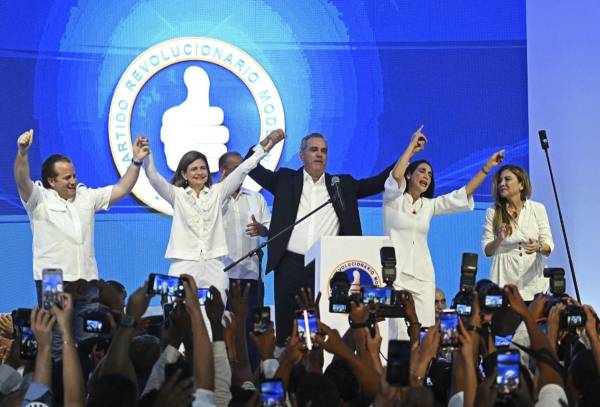 <i>El Presidente de República Dominicana y candidato presidencial por el Partido Revolucionario Moderno (PRM), Luis Abinader, hace gestos durante un mensaje a sus partidarios después de los primeros resultados de las elecciones generales en Santo Domingo el 19 de mayo de 2024. FOTO Federico PARRA/AFP</i>