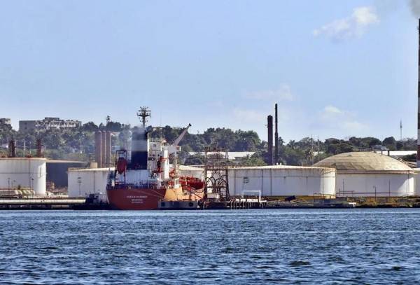 <i>Fotografía que muestra al buque petrolero Ocean Mariner, proveniente de México, frente a los muelles de la refinería Ñico López, el 10 de enero de 2026, en La Habana (Cuba). EFE/ Ernesto Mastrascusa</i>