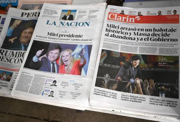 <i>Vista de periódicos argentinos el 20 de noviembre de 2023, en Buenos Aires, cuya portada muestra la victoria del candidato de la alianza La Libertad Avanza, Javier Milei, en la segunda vuelta de las elecciones presidenciales. FOTO Luis ROBAYO/AFP</i>