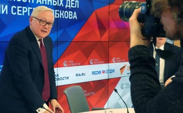 El vicecanciller ruso Serguéi Riabkov llegó a la isla y con su respaldo explícito fortaleció al régimen cubano, de cara a las presiones que venía sufriendo desde EE.UU. (Foto: EFE)