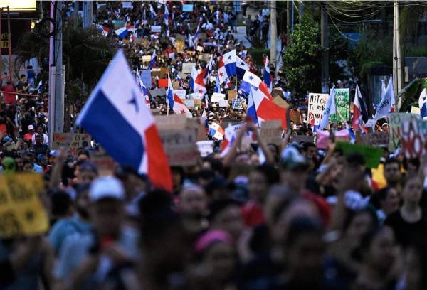 <i>Los manifestantes están preocupados por los posibles daños ambientales derivados de las operaciones en la mina propiedad de First Quantum, una empresa canadiense y una de las mayores extractoras de cobre del mundo. Después de que las protestas estallaron el viernes y continuaron durante el fin de semana, los manifestantes aún no habían cesado hasta el martes en la ciudad de Panamá y en otras provincias. FOTO LUIS ACOSTA / AFP</i>