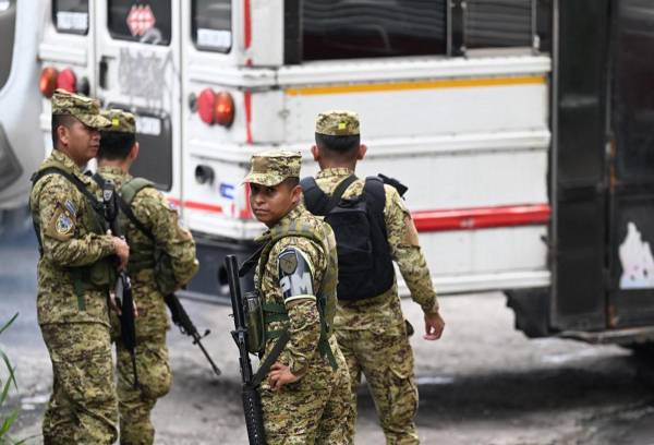 <i>Bukele advirtió que quien siga en una pandilla será llevado al Centro de Confinamiento del Terrorismo (CECOT), una megacárcel con capacidad para 40.000 reos que puso en funcionamiento en febrero pasado para los pandilleros. FOTO AFP</i>