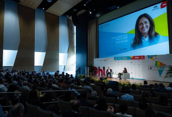 <i>El Summit también abrió espacio para conversaciones sobre economía, geopolítica y liderazgo regional. El cierre estuvo marcado por una conversación con Juan Guaidó, quien reflexionó sobre los desafíos políticos, económicos e institucionales que enfrenta América Latina. FOTO CORTESÍA</i>