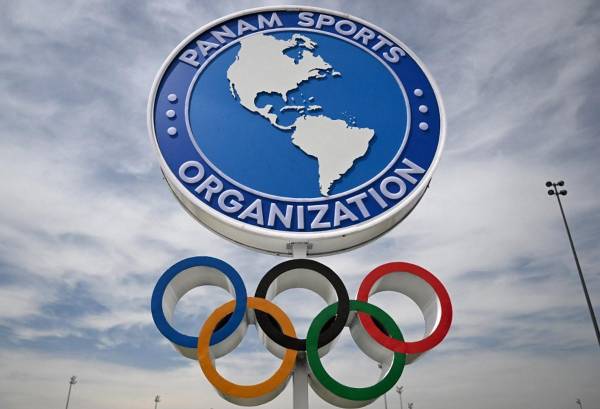 <i>(ARCHIVOS) Imagen de los Anillos Olímpicos y el logo de Panam Sports tomada en el Parque Deportivo del Estadio Nacional de Santiago el 19 de octubre de 2023, de cara a los Juegos Panamericanos Santiago 2023. FOTO Raúl ARBOLEDA / AFP</i>