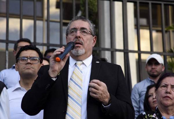 <i>El presidente electo de Guatemala, Bernardo Arévalo, habla durante una conferencia de prensa frente al Palacio de Justicia en la Ciudad de Guatemala el 16 de noviembre de 2023. FOTO Orlando ESTRADA/AFP</i>