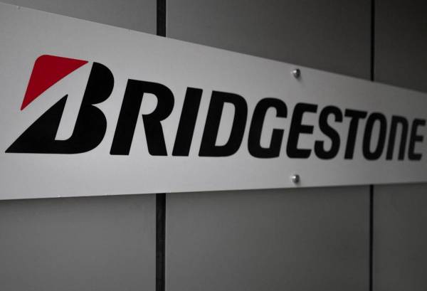 <i>El logotipo de Bridgestone aparece en la sede de Bridgestone Tire Japón en Tokio el 12 de noviembre de 2020. FOTO Felipe FONG / AFP</i>