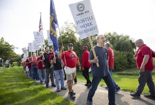 <i>FOTO. Miembros y simpatizantes de United Auto Workers se manifiestan en la sede de Stellantis North America el 20 de septiembre de 2023 en Auburn Hills, Michigan. Bill Pugliano/Getty Images/AFPBILL PUGLIANO / GETTY IMAGES NORTEAMÉRICA / Getty Images vía AFP</i>