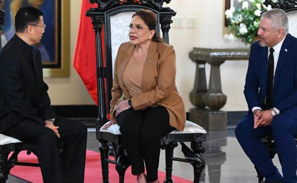 <i>La presidenta de Honduras, Xiomara Castro, y el ministro de Relaciones Exteriores de Honduras, Eduardo Reina (derecha), hablan con el embajador de China en Honduras, Yu Bo (i), luego de recibir sus cartas credenciales en la Casa Presidencial en Tegucigalpa, el 7 de septiembre de 2023. FOTO Orlando SIERRA/AFP</i>