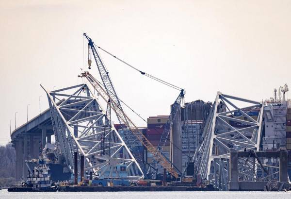 <i>BALTIMORE, MARYLAND - 31 DE MARZO: Se limpian los escombros del puente Francis Scott Key derrumbado mientras comienzan los esfuerzos para reabrir el puerto de Baltimore el 31 de marzo de 2024, en Baltimore, Maryland. FOTO Tasos Katopodis/Getty Images/AFP</i>